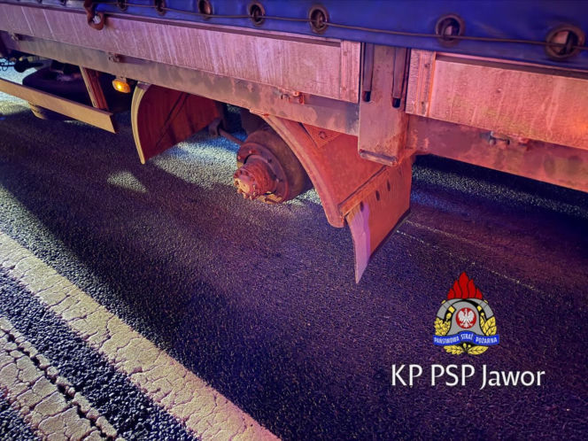 Z ciężarówki urwały się koła i wbiły się w osobówkę. Kierowca ratował się ucieczką do rowu