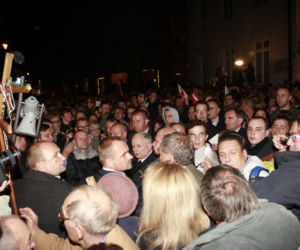 Kaczyński w obronie krzyża przed Pałacem Prezydenckim