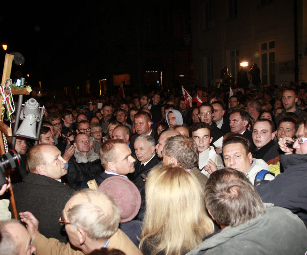 Kaczyński w obronie krzyża przed Pałacem Prezydenckim