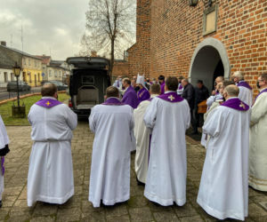 30 duchownych żegnało księdza samobójcę