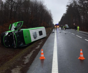 Zderzenie busa i samochodu. Trzy osoby ranne