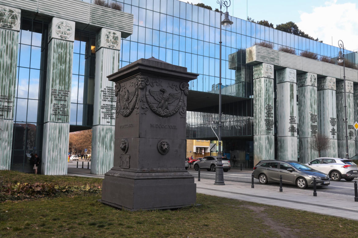 Warszawa dawniej i dziś. Studnia przed placem Krasińskich