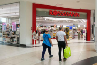 Prezenty na Dzień Kobiet z Rossmann. Te pomysły będą strzałem w dziesiątkę! 