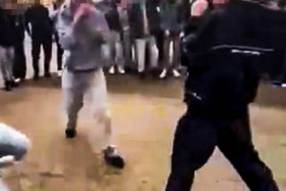 Uczniowie urządzili sobie „ustawkę” pod szkołą! Bójka na oczach tłumu. Nagrania trafiły do sieci