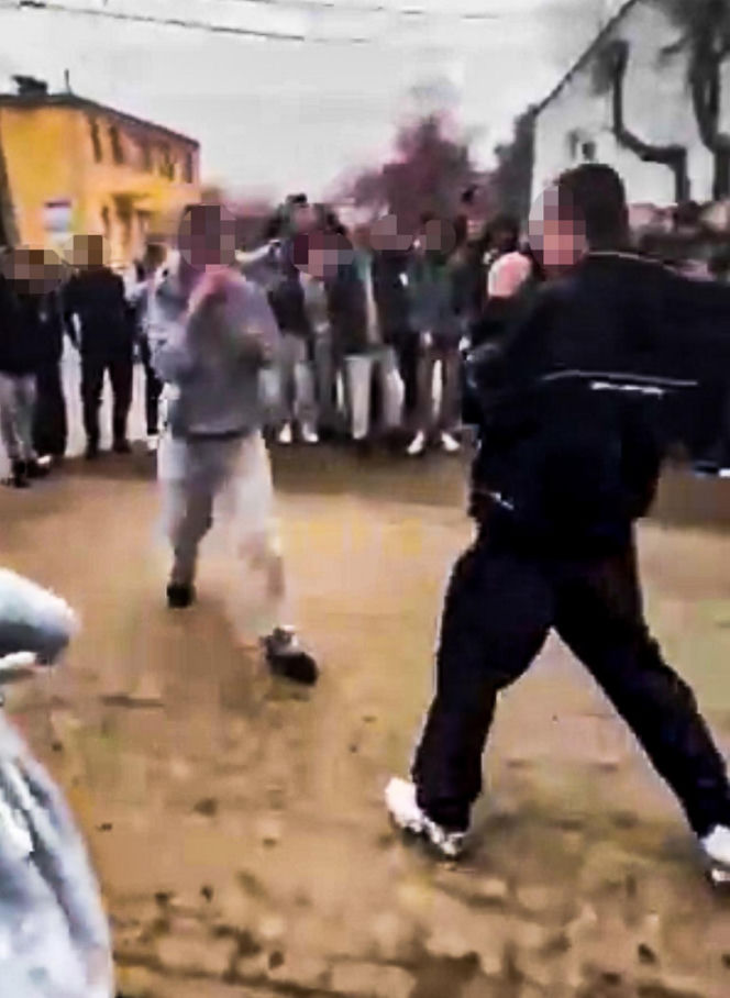 Uczniowie urządzili sobie „ustawkę” pod szkołą! Bójka na oczach tłumu. Nagrania trafiły do sieci