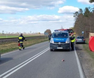 Koszmarny wypadek w Żabnie pod Chojnicami. Osobówka zmiotła z pasów 12-letnią dziewczynkę