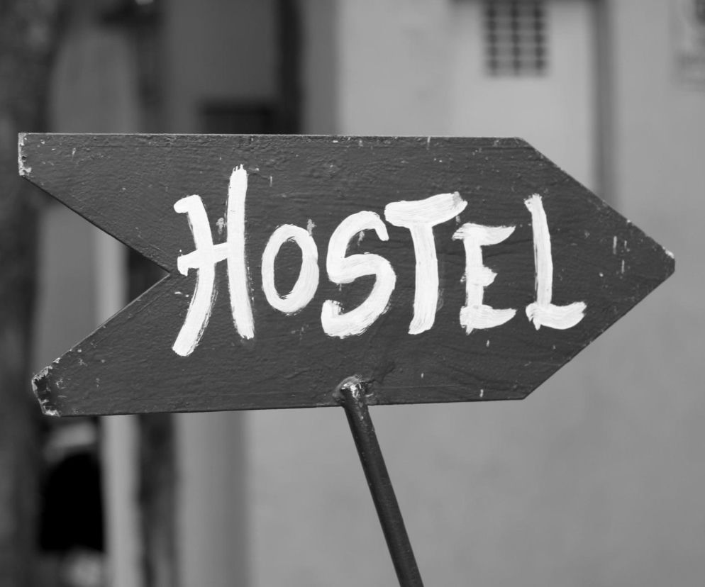 Pracownica hostelu oskarżona o zabójstwo! W jednym z pokoi znaleziono uduszoną kobietę. Mord w Łodzi