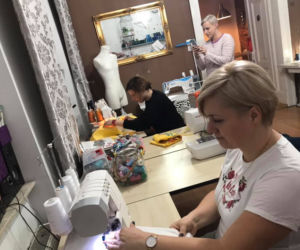 Bytom: Dają życie starym ubraniom i przerabiają je... na materiałowe torby, które zastąpią foliówki