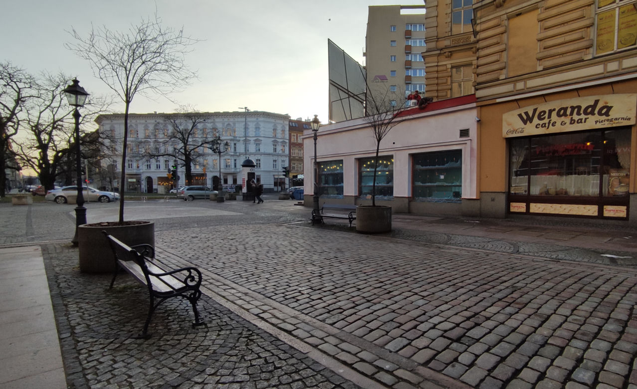 W piątek po południu kolor czerwony został przykryty przez biel