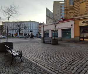W piątek po południu kolor czerwony został przykryty przez biel