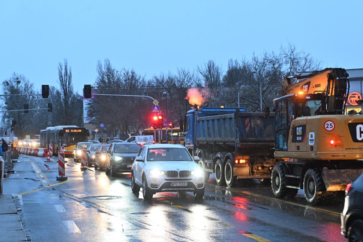 Paraliż na Mokotowie, zamknęli ważne skrzyżowanie. Kierowcy utknęli w korkach, autobusy na objazdach
