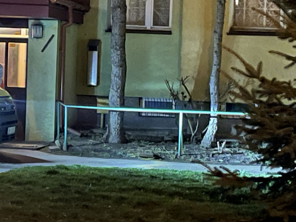 Sąsiedzi znaleźli zwłoki. Tragedia w bloku na Bemowie