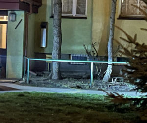 Sąsiedzi znaleźli zwłoki. Tragedia w bloku na Bemowie