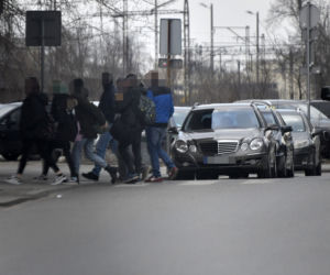 Pseudotaksówkarze żerują na uchodźcach! 50 zł za wejście, 40 zł za kilometr