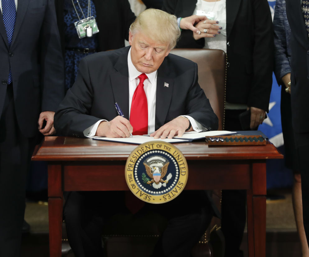 TRUMP PODPISUJE.