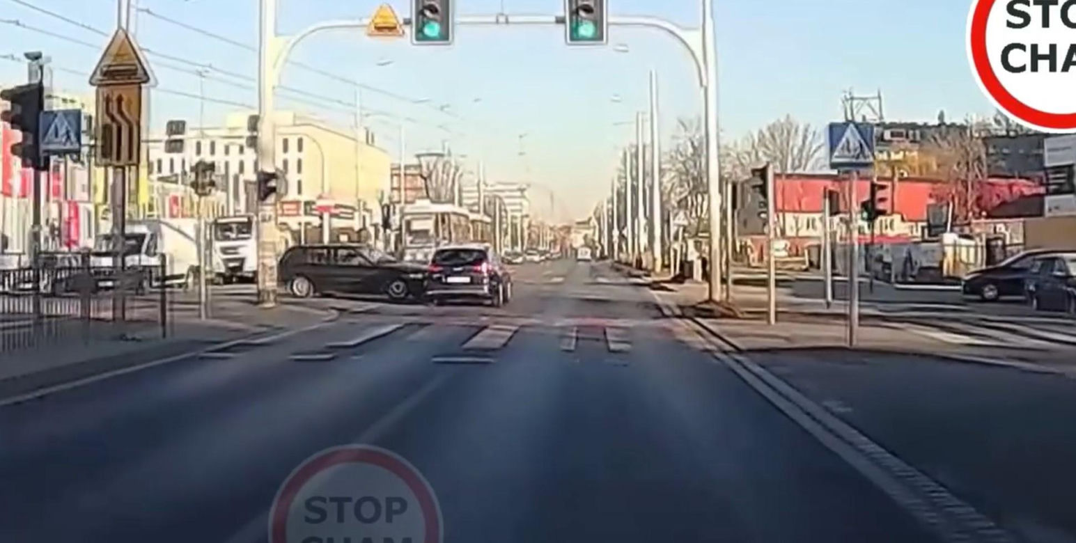 Wrocław. Tragedia była o włos. Niemal wjechał w pieszego, decydowały ułamki sekund 