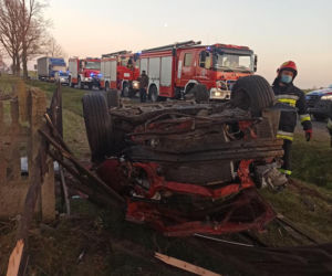 WIRY: 26-latek DACHOWAŁ chevroletem w rowie. Auto SKASOWANE