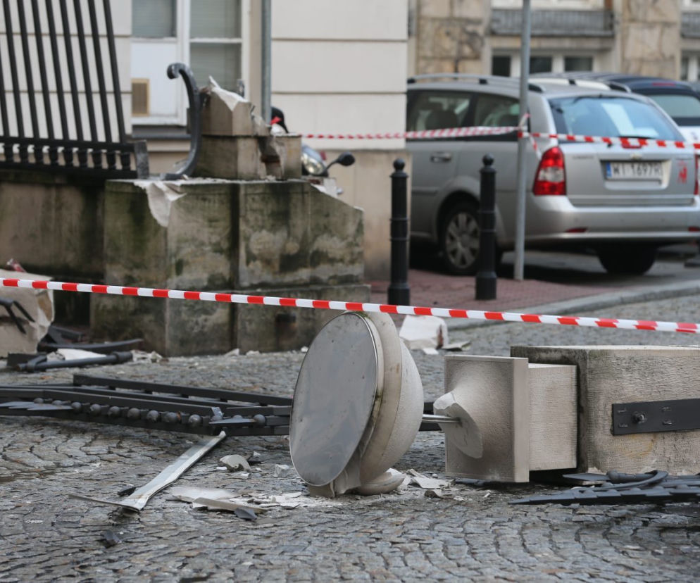 Ciężarówka zniszczyła zabytkową bramę wjazdową na teren Kancelarii Prezydenta