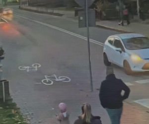 Wjechał na chodnik, minął dziecko i runął z wiaduktu. Nagranie mrozi krew w żyłach!