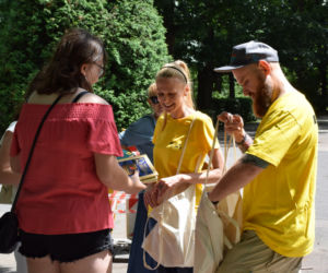 Plenerowa akcja Książnicy Podlaskiej. Rozdali białostoczanom 100 książek [ZDJĘCIA]