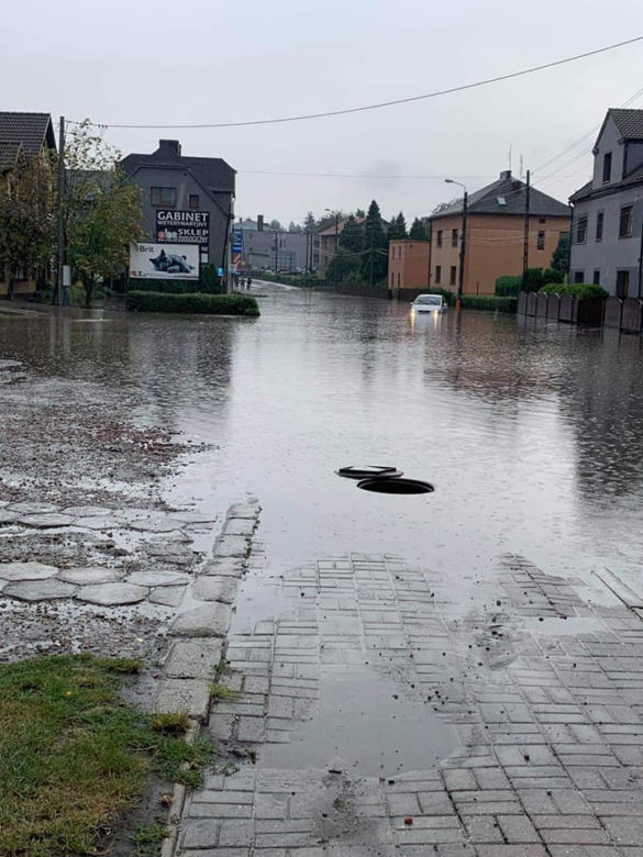Potężne burze na Śląsku. Gigantyczna ulewa zalała ulice w Pszowie w powiecie wodzisławskim [ZDJĘCIA, WIDEO]