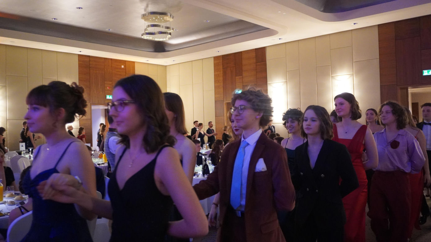 Studniówkowe szaleństwo. Bal przedmaturalny I LO im. Bartłomieja Nowodworskiego 