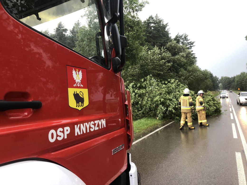 Podlaskie. Ponad 200 niedzielnych interwencji strażaków w związku z silnym wiatrem i burzami