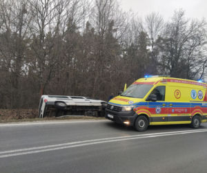 Koszmar na drodze! Bus przewożący dzieci wypadł z drogi. W szoitalu jest 7 osób!