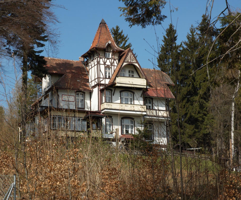 Zabytkowa willa w Szklarskiej Porębie z wieżyczką i detalami snycerskimi. O architekturze Sudetów przeczytasz na Muratordom.
