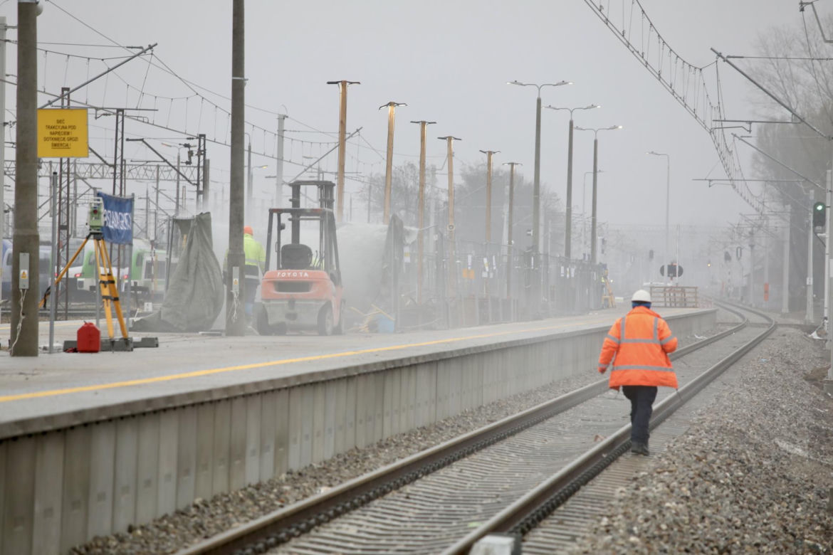 Dojście do nowej stacji przez błoto i plac budowy. PKP Warszawa Grochów jak tor przeszkód 