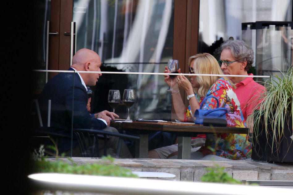 Agata Młynarska popija wino zupą