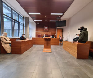 Rzeszów. Ruszył proces policjanta, który robił w hipermarkecie zdjęcia miejsc intymnych kobiecie 