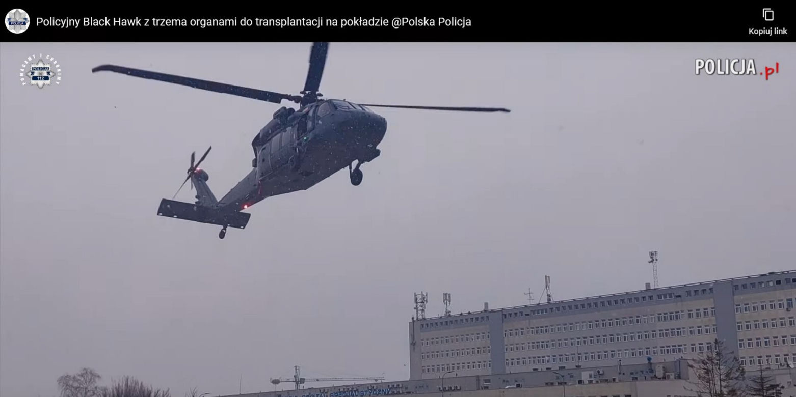 Policyjny Black Hawk w akcji. Na pokładzie śmigłowca narządy do przeszczepu