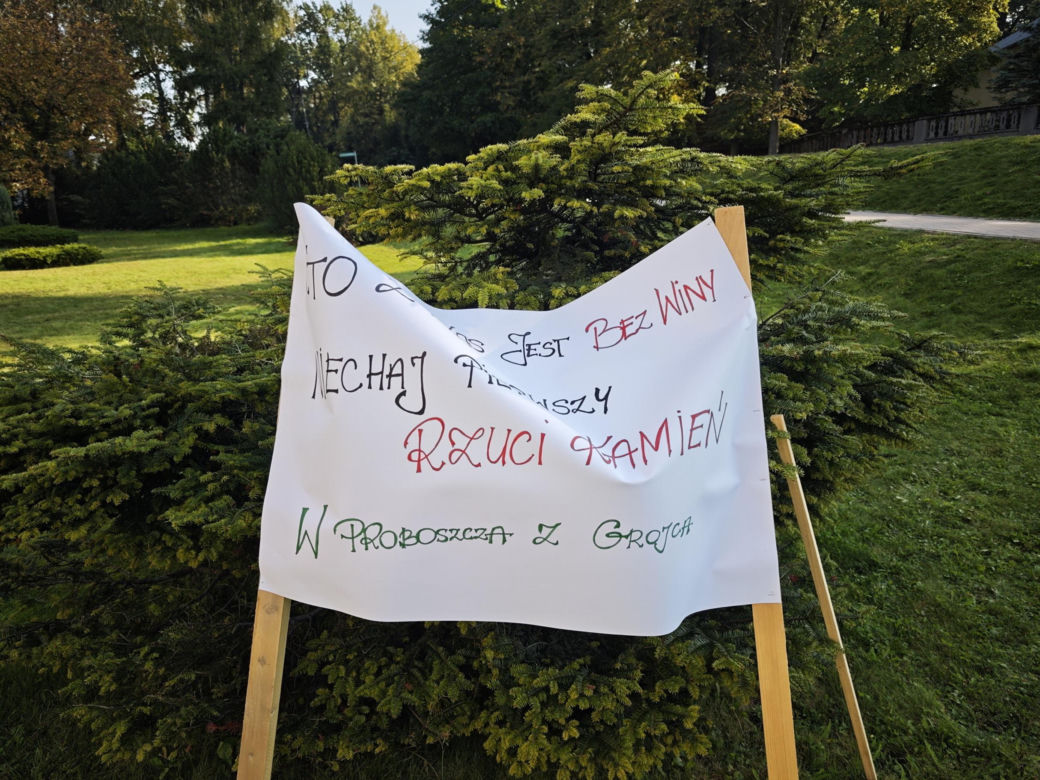 Protest w sprawie odwołania proboszcza w Grojcu