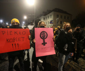 Nocne protesty pod domem Jarosława Kaczyńskiego