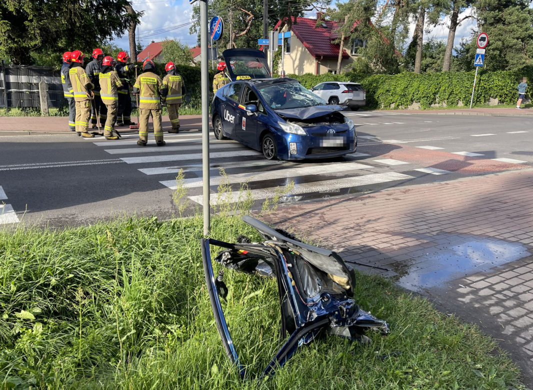 Betoniarka roztrzaskała Ubera na ulicach Legionowa. Jedna osoba ranna