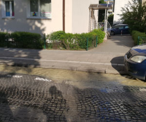 Potok wody na ul. Zamoyskiego w Bydgoszczy [ZDJĘCIA]