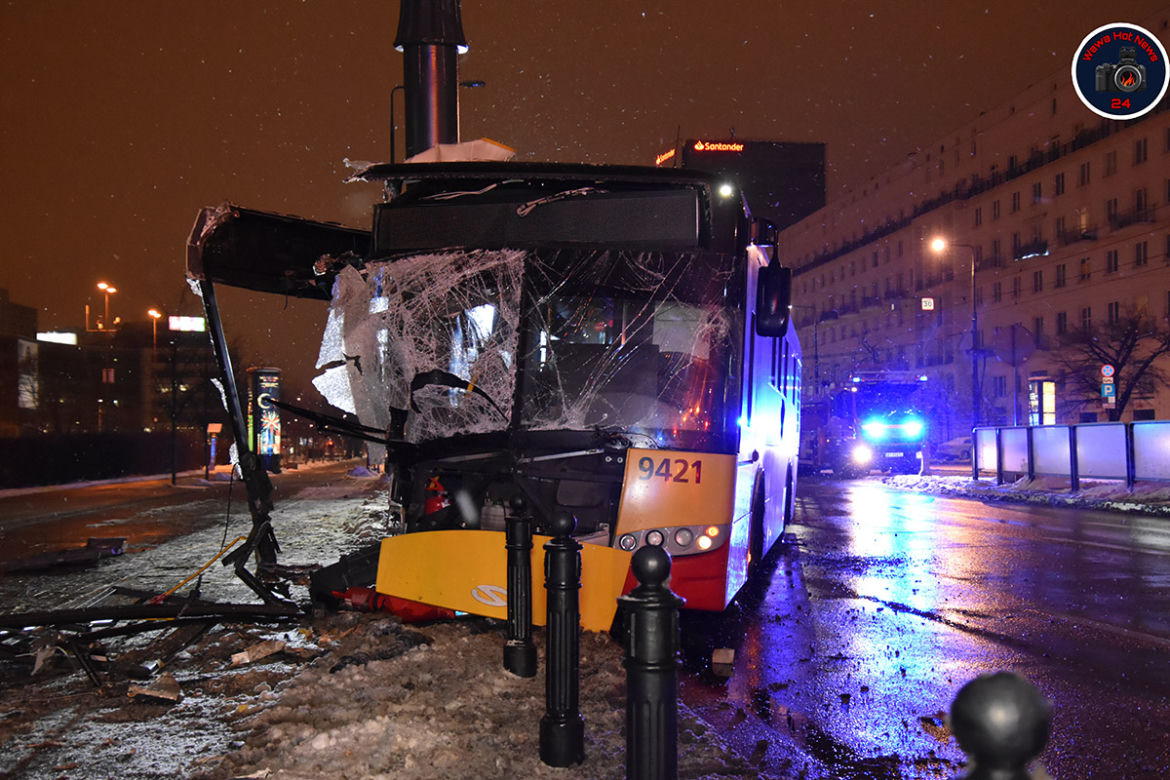 Autobus miejski uderzył w słup