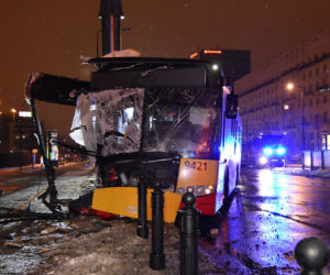 Autobus miejski uderzył w słup
