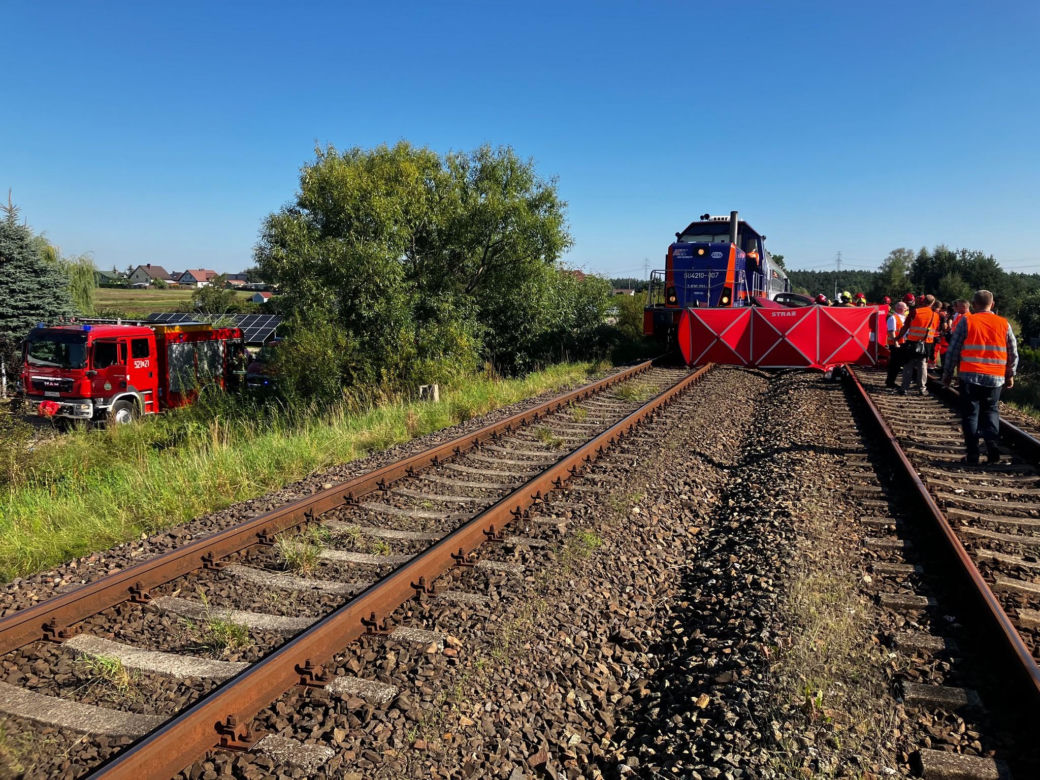 Tragiczny wypadek w Starogardzie Gdańskim. Lokomotywa zmiażdżyła samochód
