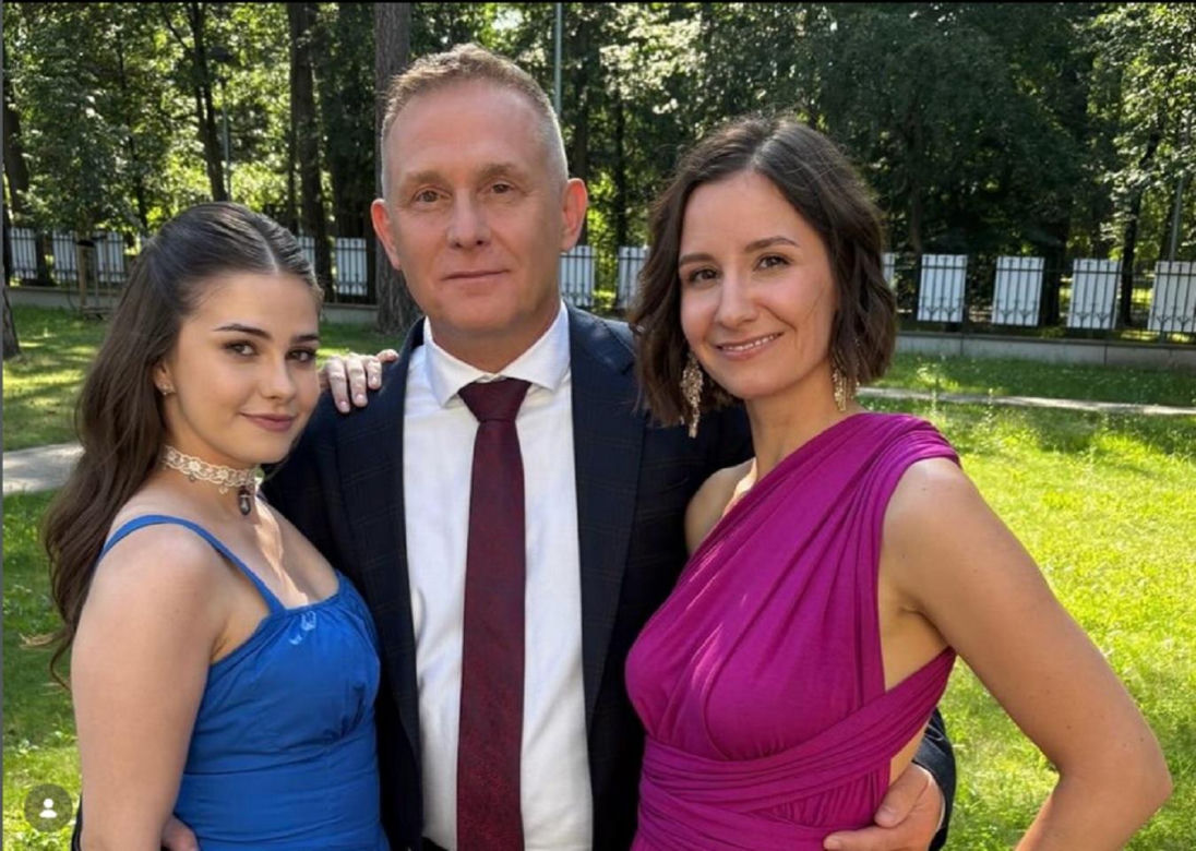 M jak miłość nowy sezon na planie. Artur (Robert Moskwa), Agnes (Amanda Mincewicz), Basia (Karina Woźniak)