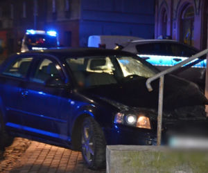Wjechał samochodem w dom, po czym zgłosił się na policję jako poszkodowany