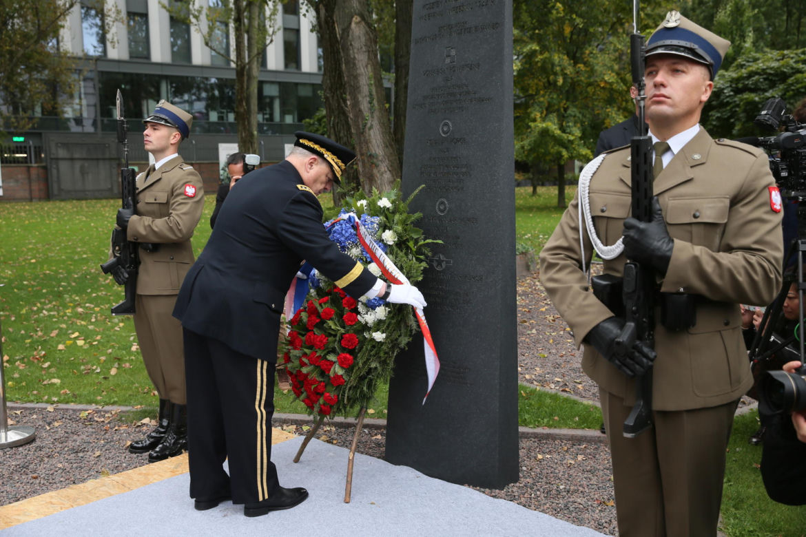 Amerykański generał z powstańcami warszawskimi. Nowy projekt Muzeum Powstania i ambasady USA