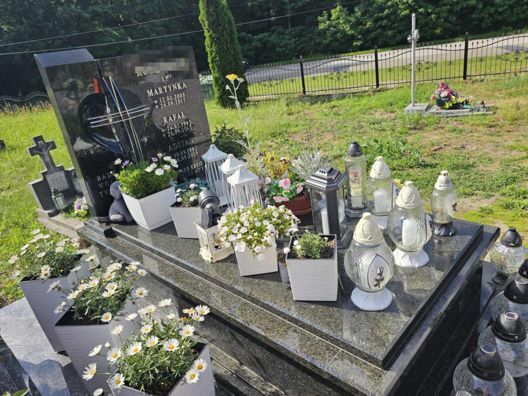 Tragiczny wypadek w Wylewie. Grób młodego siatkarza i jego rodzeństwa [GALERIA]