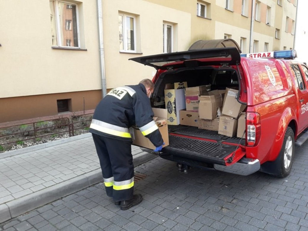 Strażacy pomagają seniorom