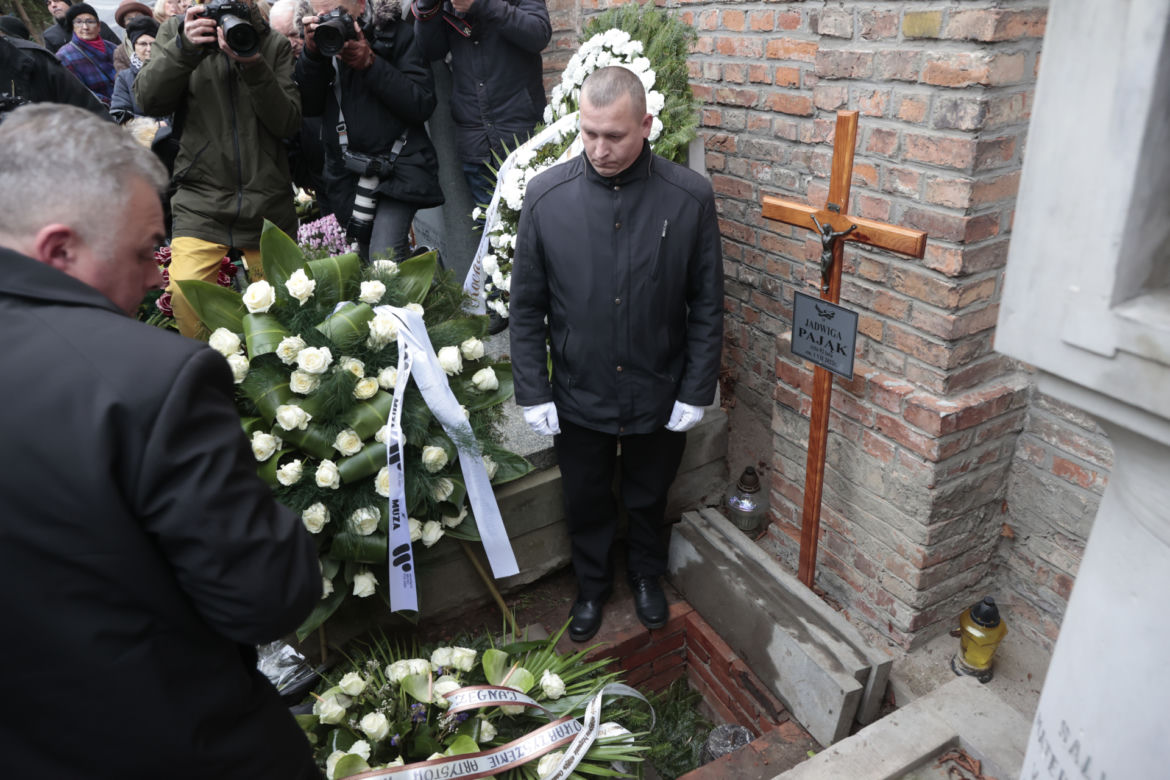 Wzruszające napisy na szarfach na pogrzebie Jerzego Połomskiego