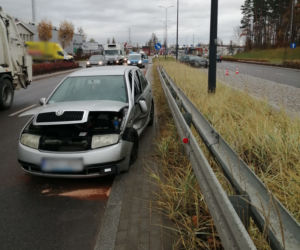 Wypadek na Towarowej w Olsztynie. Dwie osoby trafiły do szpitala po zderzeniu samochodów [FOTO]