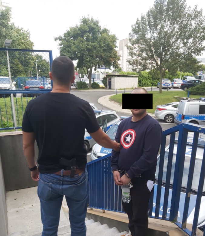 Brutalne pobicie pod sklepem.  Ofiara była kopana po głowie