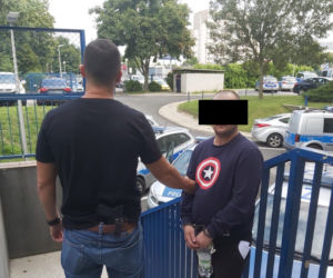 Brutalne pobicie pod sklepem.  Ofiara była kopana po głowie
