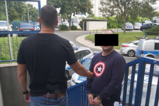 Brutalne pobicie pod sklepem.  Ofiara była kopana po głowie